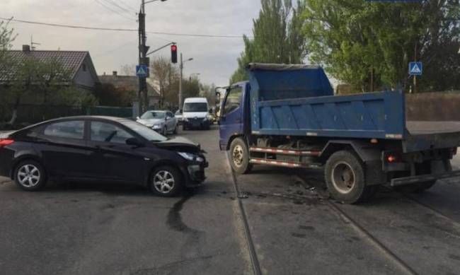 В Запорожье пьяный водитель спровоцировал ДТП с грузовиком фото