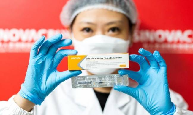 Китайская вакцина CoronaVac в жизни оказалась эффективнее, чем во время испытаний - исследование фото