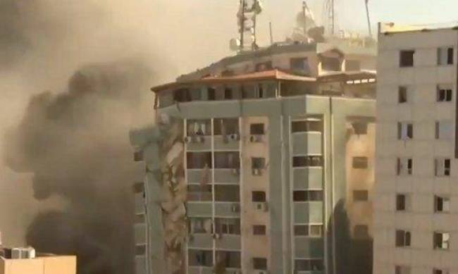 После авиаудара Израиля в секторе Газа рухнуло здание с офисами международных СМИ: видео фото