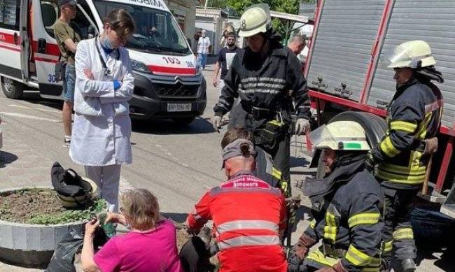 Жительница Запорожья провалилась возле больницы под тротуарную плитку  фото
