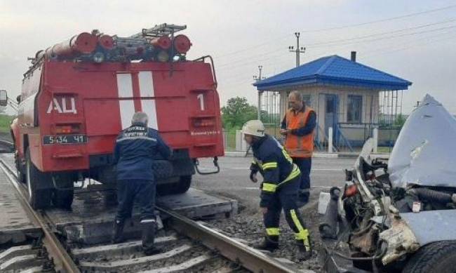 Под Запорожьем перевернулся автомобиль и заблокировал движение на железнодорожном переезде фото