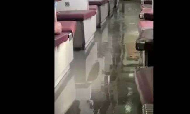 В поезде Укрзализныци пассажиров залило вонючей водой из лопнувшей трубы. Видео фото
