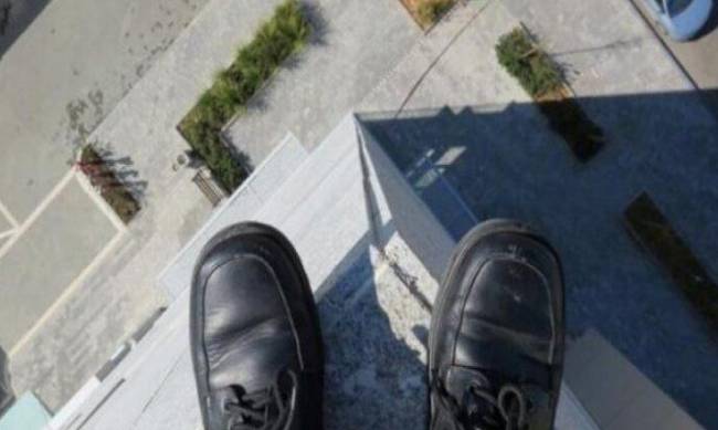 В шаге от трагедии: в Запорожье отговорили молодого парня от самоубийства фото
