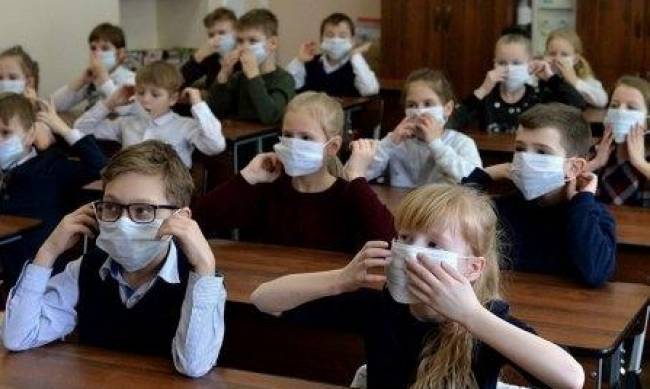 В Одессе, учительница русского языка,  заставляет детей на уроке снимать маски фото