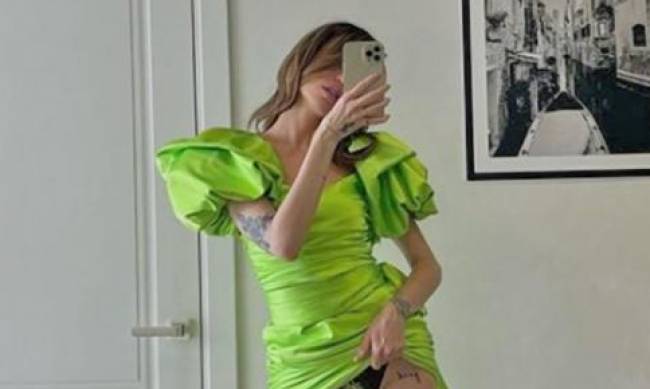 Больше привлечь нечем: Дорофеева задрала юбку, чтобы заманить на свой концерт фото