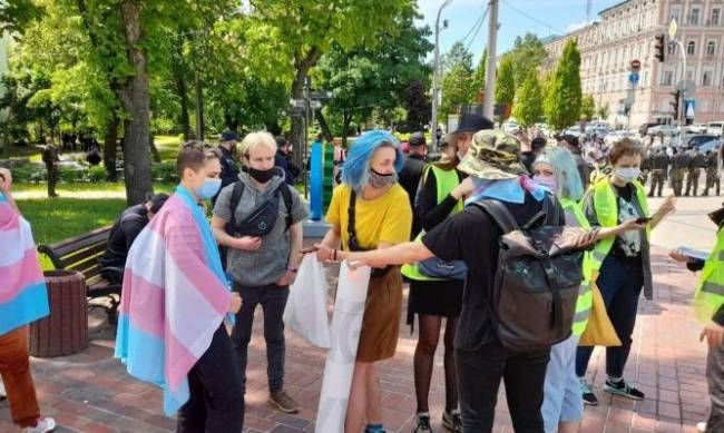 В Киеве с задержаниями и стычками прошел марш трансгендеров. Все детали, фото и видео фото