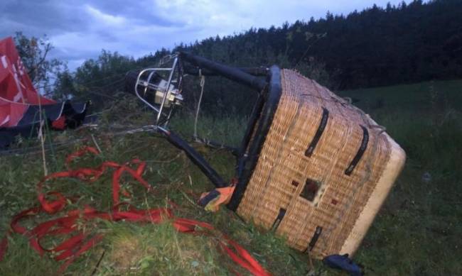 Под Каменец-Подольским рухнул воздушный шар с людьми, есть погибший: фото и детали трагедии фото