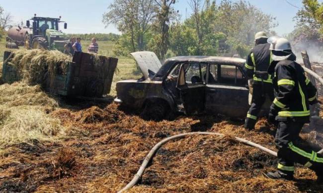 В селе под Мелитополем загорелся автомобиль с сеном  фото