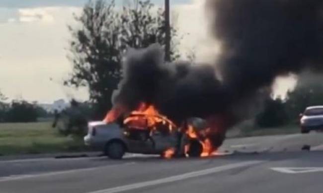 На трассе под Мелитополем выгорела легковушка  фото