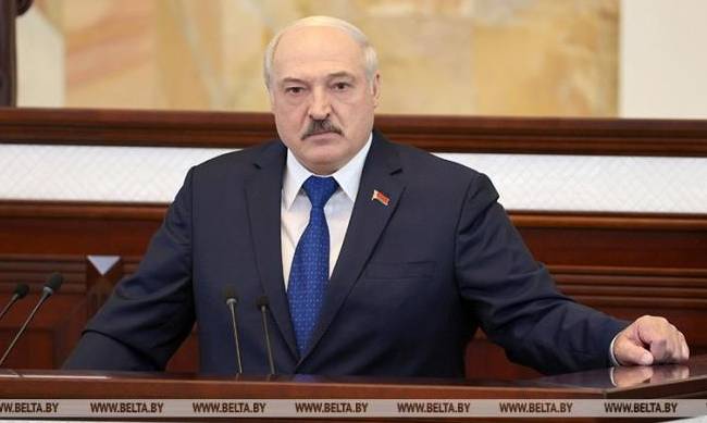 Лукашенко выдал фейк об украинцах: вымаливают кусок хлеба, а олигархи вывозят чернозем фото