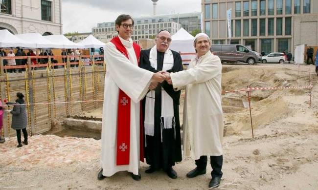 Три религии под одной крышей: в Берлине начали строительство общего храма для христиан, иудеев и мусульман фото