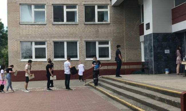 Мелитопольские выпускники пишут ВНО по математике фото