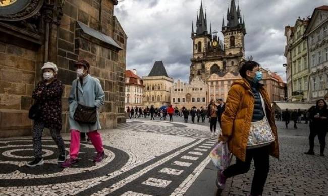 Чехия открывает границы для туристов из соседних стран. Пустят только с ковид-паспортами фото