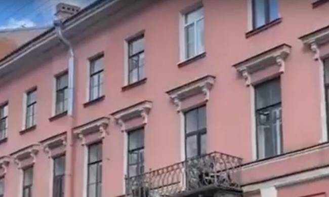 В России пьяная парочка во время ссоры выпала с балкона: момент попал на видео фото