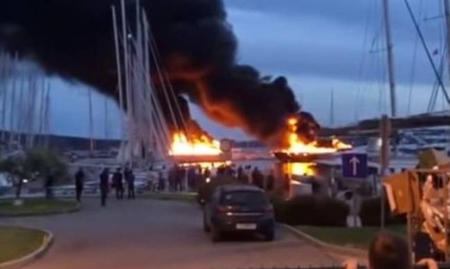 В Хорватии из-за пожара на камбузе сгорели пять роскошных яхт. Видео фото