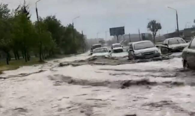 Потоп: в Запорожье, как обычно, дождь застал врасплох коммунальные службы  фото