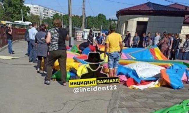 В России взорвался надувной батут, на котором играли дети. Их отбросило на рельсы (фото, видео) фото