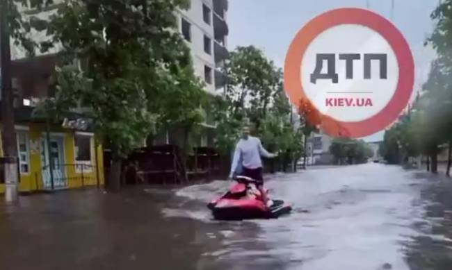 Украинская Венеция: в Житомире улицы превратились в реки после ливня, видео фото