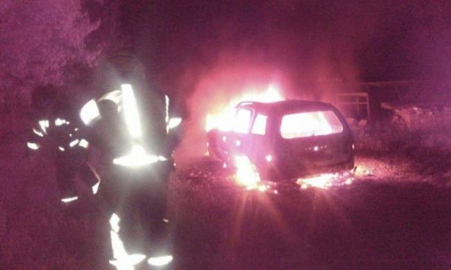Под Мелитополем во дворе частного дома сгорел автомобиль  фото