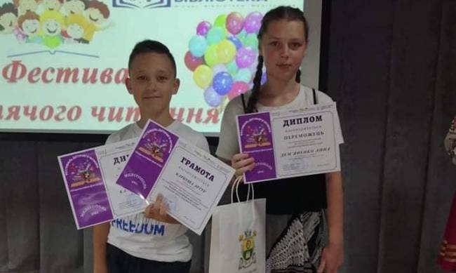 В мелитопольской библиотеке  наградили самых читающих школьников фото
