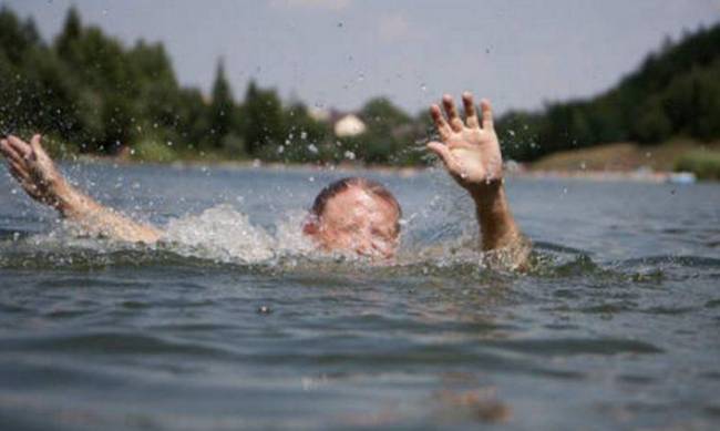 На Запорожье ищут мужчин, которые спасли едва не утонувших детей фото