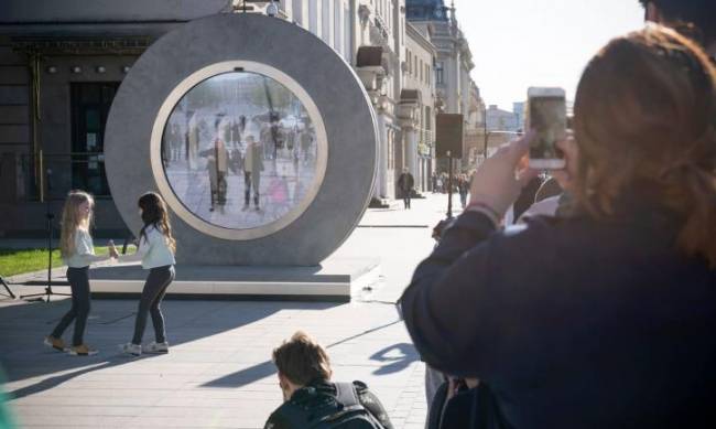В Литве и Польше, прямо на улицах, появились порталы фото