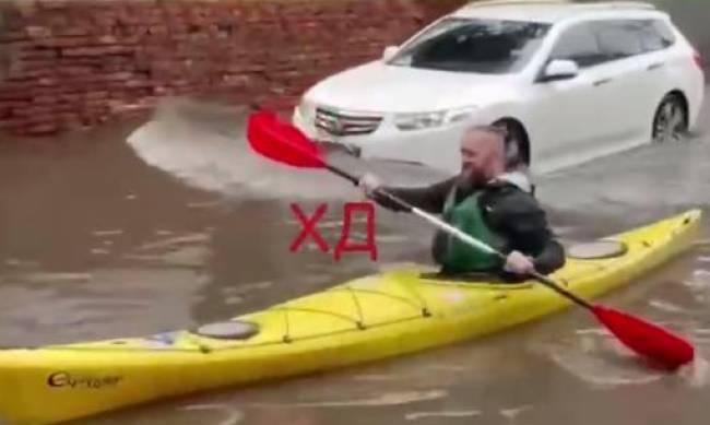 По лужам на байдарке - в Днепре мужчина плыл по затопленной улице фото