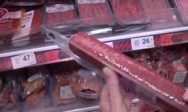 В сети супермаркетов продавали колбасу со стеклом: предлагали купить по акционной ценой  фото