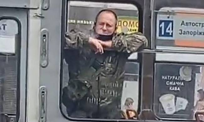 В Запорожье мужчине разбили голову прям на остановке за то, что снимал курящего в трамвае фото