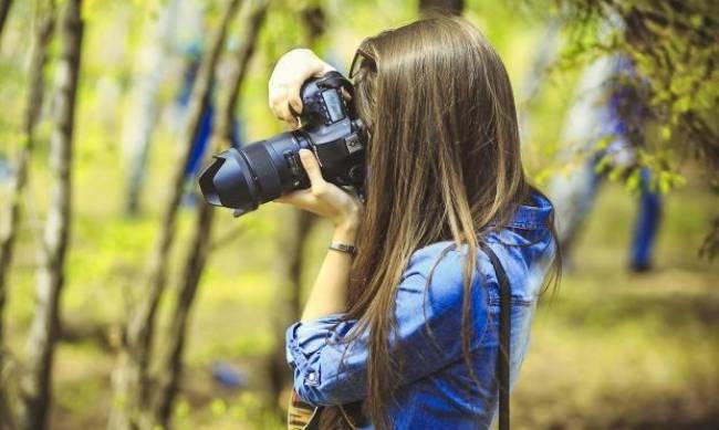 В Херсоне полицейскую судили за работу фотографом по совместительству фото