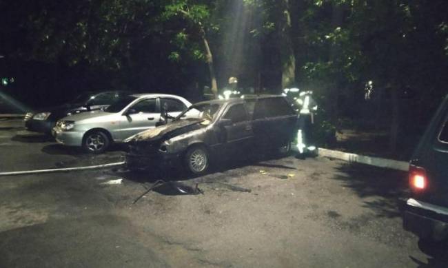 В Мелитополе ночью сгорел автомобиль  фото