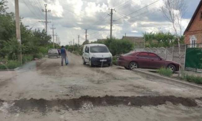 В Константиновке сельчане сами решили бороться с лихачами на дорогах при помощи «лежачих полицейских»  фото