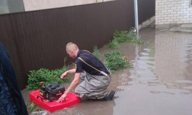 Спасали от подтопления - ливень добавил работы мелитопольским спасателями фото
