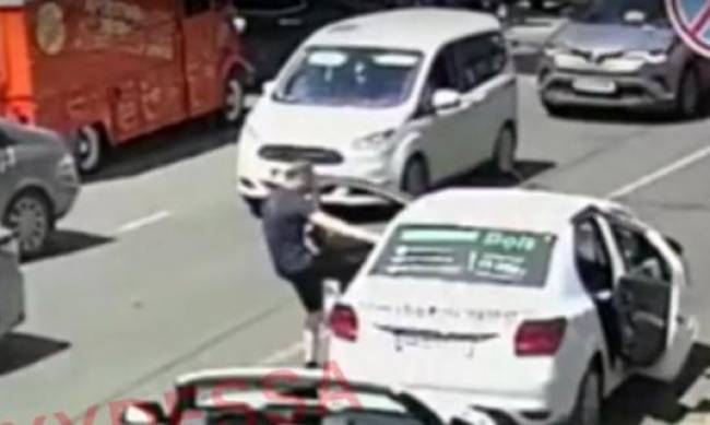 В Одессе недовольный автомобилист избил таксиста за неправильную парковку фото
