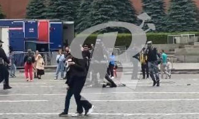 В Москве на Красной площади мужчина выстрелил себе в голову фото