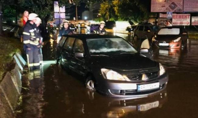 Запорожье затопил сильный ливень - спасатели вытащили из воды 8 автомобилей фото