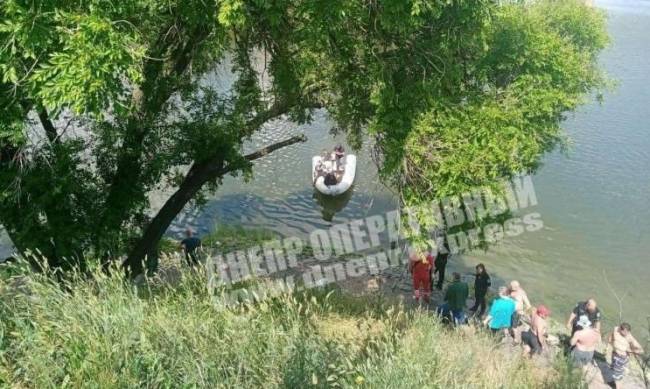 В Днепре с моста спрыгнула девушка: ее пытались удержать  фото