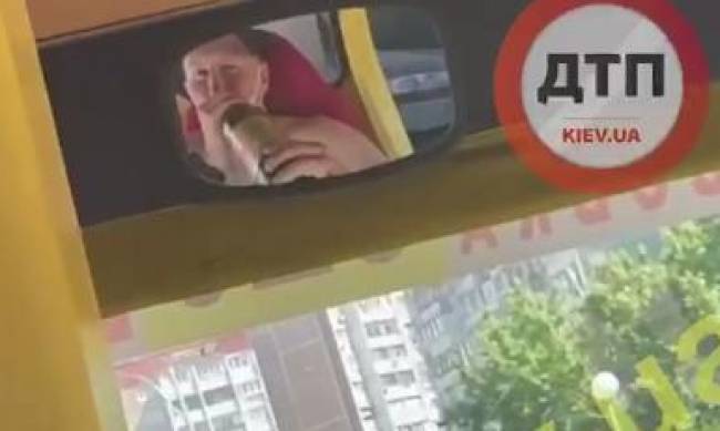 В Киеве маршрутчик за рулем пил пиво - ВИДЕО фото