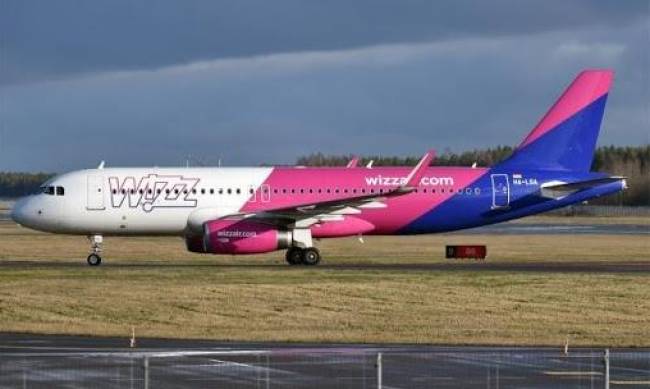 Самолет Wizz Air, летевший в Запорожье, совершил экстренную посадку фото
