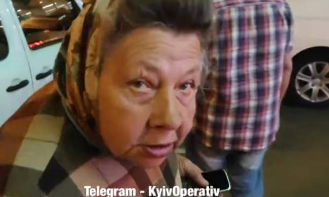 В Киеве бабушка- мошенница просит помочь оплатить ей покупки, а потом уезжает домой на такси фото
