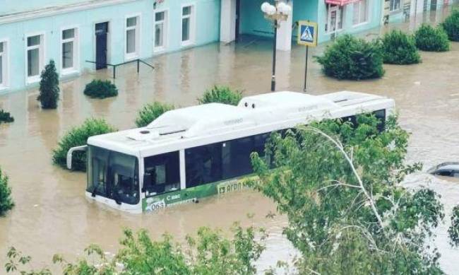 «Это жо*а полнейшая»: после сильного ливня Керчь ушла под воду фото