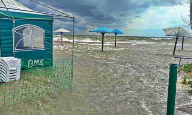 В Бердянске из-за шторма затопило пляжи и кафе фото