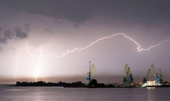 Красивейшие молнии в Запорожском порту попали в кадр  фото
