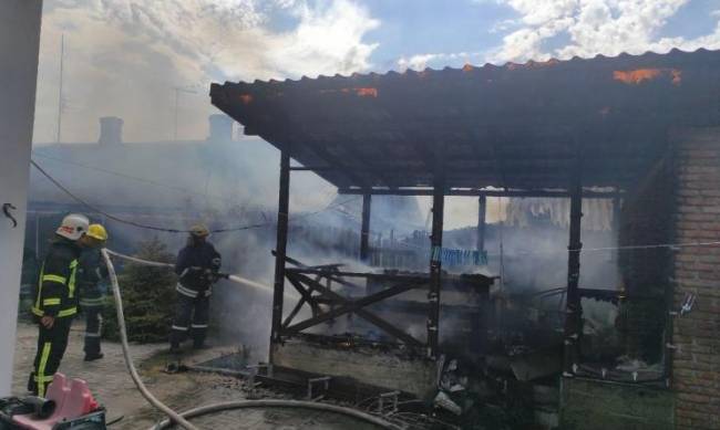 В Бердянске сгорела хозпостройка  фото