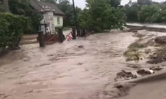 Прикарпатье уходит под воду: ливни превращают улицы сел в реки  фото