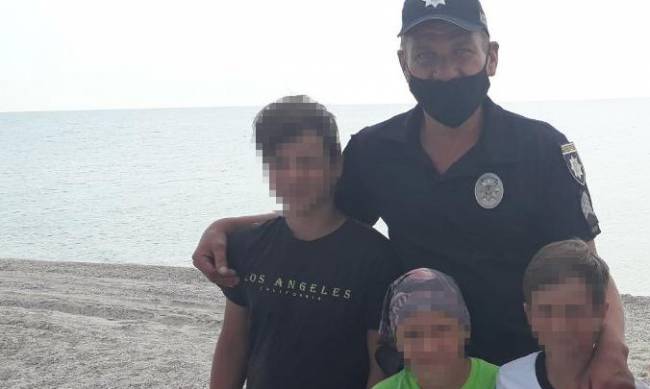 В Кирилловке в открытое море уносило матрас с тремя детьми фото