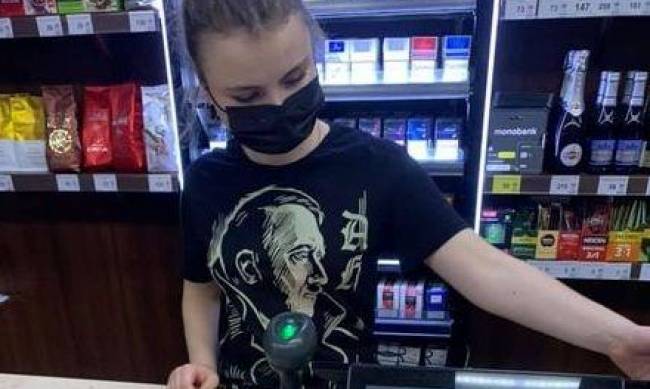 В Запорожье продавщица пришла на работу в футболке с портретом Гитлера фото