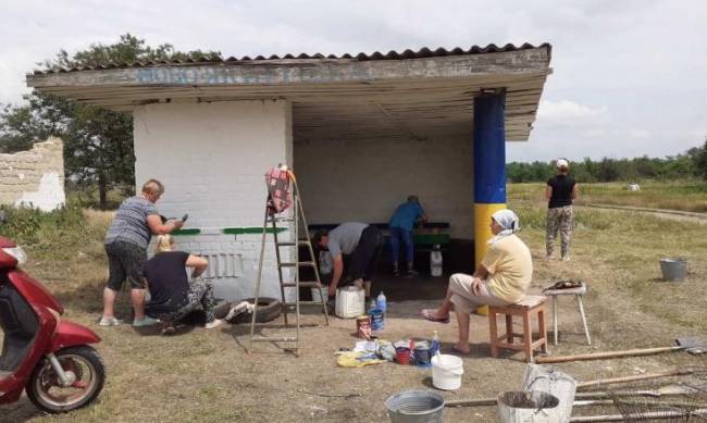 Сельчане вышли на толоку и сделали из развалюхи картинку фото