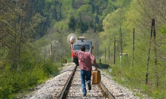 Поезд уехал, пассажиры остались: Укрзалізниця попала в скандал фото