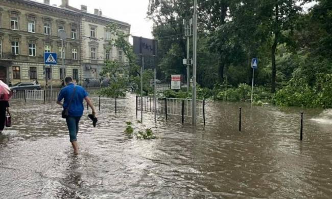 Мощнейшая буря накрыла Львов: город утонул  фото